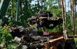 Militares ucranianos recogen los tanques rusos destruidos en las afueras de la aldea de Dmytrivka, en la región de Kiev.
