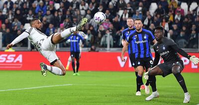 Salto acrobático de Gleison Bremer, defensor de Juventus y de la selección brasileña, en un partido reciente ante Inter de Milán.