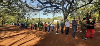 Una masiva concurrencia se puede ver este miércoles en la Gobernación del Alto Paraná, mayormente de personas vulnerables, para aplicación de la vacuna contra el covid-19.