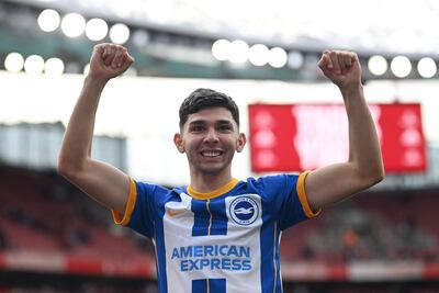 El delantero paraguayo de Brighton, Julio Enciso, celebra al final del partido de fútbol de la Premier League inglesa entre Arsenal y Brighton y Hove Albion en el Emirates Stadium de Londres el 14 de mayo de 2023.