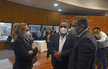 La diputada Rocío Vallejo (PPQ) junto al gobernador de Central, Hugo Javier González, y su abogado defensor, Bernardo “Lalo” Villalba, durante la audiencia ante la Comisión de la Cámara de Diputados.
