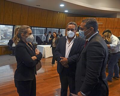 La diputada Rocío Vallejo (PPQ) junto al gobernador de Central, Hugo Javier González, y su abogado defensor, Bernardo “Lalo” Villalba, durante la audiencia ante la Comisión de la Cámara de Diputados.
