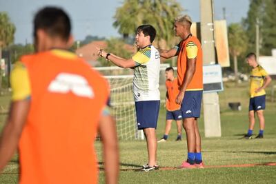 José Arrúa (c), entrenador, durante la práctica del Sportivo Trinidense.