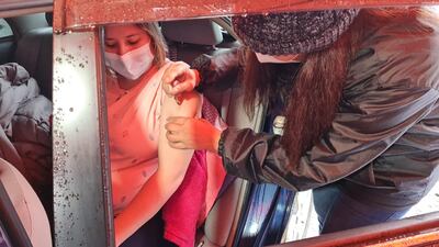 En el cerro Ñemby se tuvo importante concurrencia para recibir la vacuna anticovid, pese a la inclemencia del tiempo