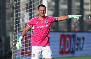 Justo Villar durante el partido de despedida de Esteban Paredes.