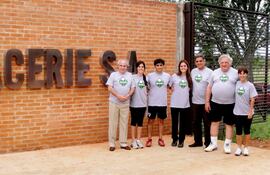 Industria familiar. Miembros del Directorio de L’Acerie SA, Ramiro Vargas Peña, Ing. Gisela Dumot, Ing. Norman Dumot, Ing. Analia Dumot, Ing. Fernando Dumot, Ing. Rubén Dumot (+) y Maria Adela Vargas Peña.