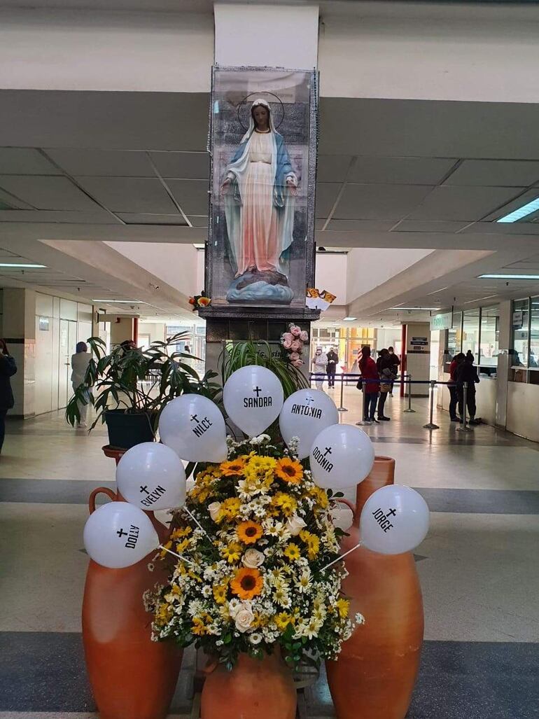 Globos blancos con los nombres del personal víctima del coronavirus.