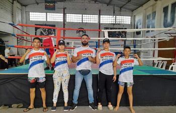Algunos de los luchadores del Team Machine, que participaron en Uruguay.