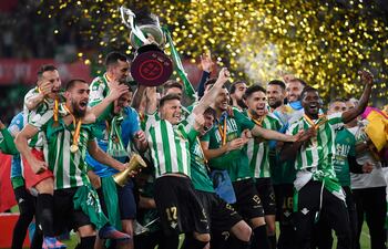 Joaquín Sánchez, capitán del Betis, levanta el trofeo de la Copa del Rey y celebra la conquista con sus compañeros tras vencer en la final al Valencia.