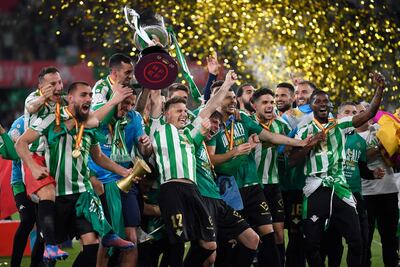Joaquín Sánchez, capitán del Betis, levanta el trofeo de la Copa del Rey y celebra la conquista con sus compañeros tras vencer en la final al Valencia.