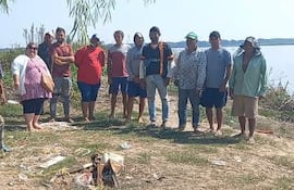 Un grupo de pescadores de Pilar, protestan ante la presencia de dos maquinarias que hacen el trabajo de dragado en el río Paraguay.
