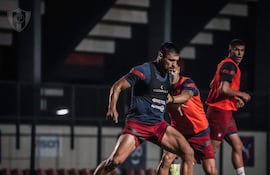 Juan Patiño cubre el balón ante la llegada de Ángel Cardozo Lucena.