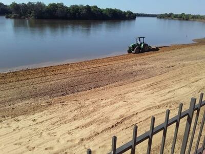 Una máquina de la Gobernación de Ñeembucú, pone a punto la playa Potrerito de Gral. Díaz.