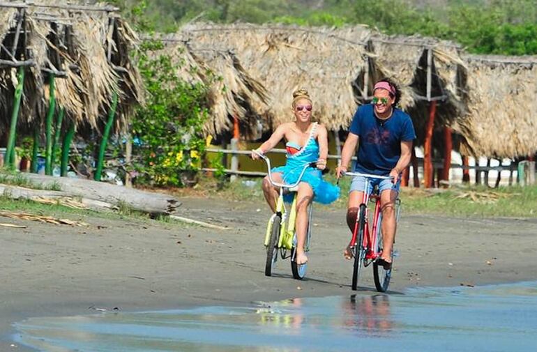 Shakira y Carlos Vives en el videoclip de "La Bicicleta".