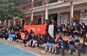 Sentata en la escuela-colegio Subvencionado Virgen Poderosa de Carapeguá.