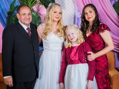 Alanis  junto a sus padres Martín González y Lorena Foster, y su hermana Ailen Vanina.