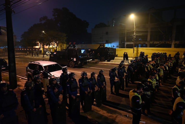 La Policía despejó esta madrugada la avenida Eusebio Ayala, frente al TSJE.