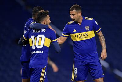Carlos Tevez (i) y Edwin Cardona de Boca celebran un gol en propia puerta de The Strongest hoy, hoy, en un partido de la Copa Libertadores entre Boca Juniors y The Strongest en el estadio La Bombonera en Buenos Aires (Argentina).