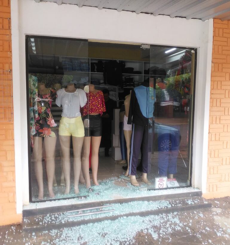 El local asaltado, con la pueta de blindex totalmente astillada. Los malvivientes se llevaron prendas de vestir y calzados deportivos por importe aproximado de un millón de guaraníes, y G. 100.000 en efectivo de la caja.