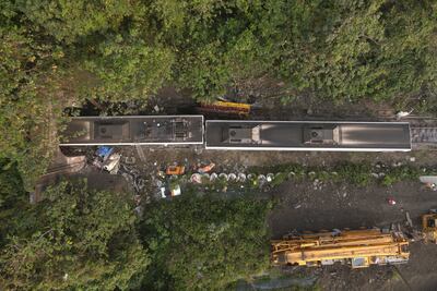 Esta imagen tomada el 3 de abril de 2021 muestra una vista aérea de los rescatistas que trabajaban en el sitio de un tren que descarriló después de chocar con un vehículo de mantenimiento ferroviario que se deslizó por un terraplén sobre las vías en las montañas de Hualien, en el este de Taiwán.