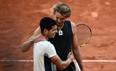 El alemán Alexander Zverev (d) y el español Carlos Alcaraz (L) después del duelo entre sí por los cuartos de final del Roland Garros.