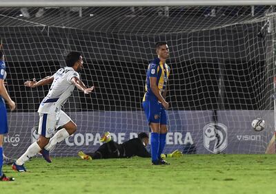 Festejo de Elías Sarquis, autor del primer gol en el Defensores del Chaco.