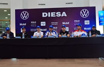 Los principales pilotos que conforman el Team Diesa junto a los directivos de la empresa, anoche en la presentación.