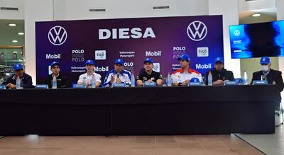 Los principales pilotos que conforman el Team Diesa junto a los directivos de la empresa, anoche en la presentación.