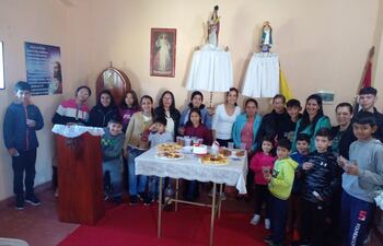 El brindis organizado por los jóvenes se realizó en la capilla Santa Bárbara de Santaní