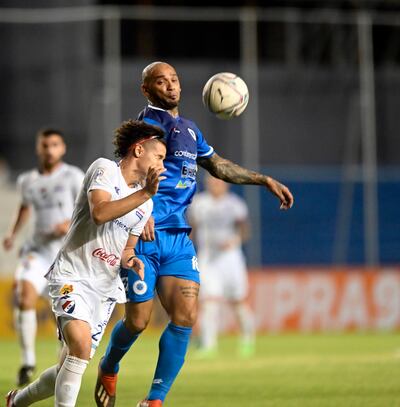 El lateral albo Carlos Espínola y Dionicio Pérez, del 12 de Octubre, no se dan tregua por el balón.