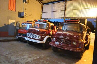 Los tres camiones están inoperativos por problemas mecánicos y sin recursos para la reparación.