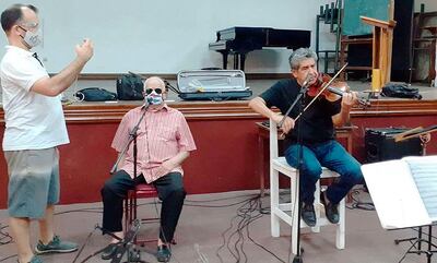 Quemil Yambay y Luis Álvarez durante el ensayo del concierto “Los animales de la música”, que se emite hoy por televisión.