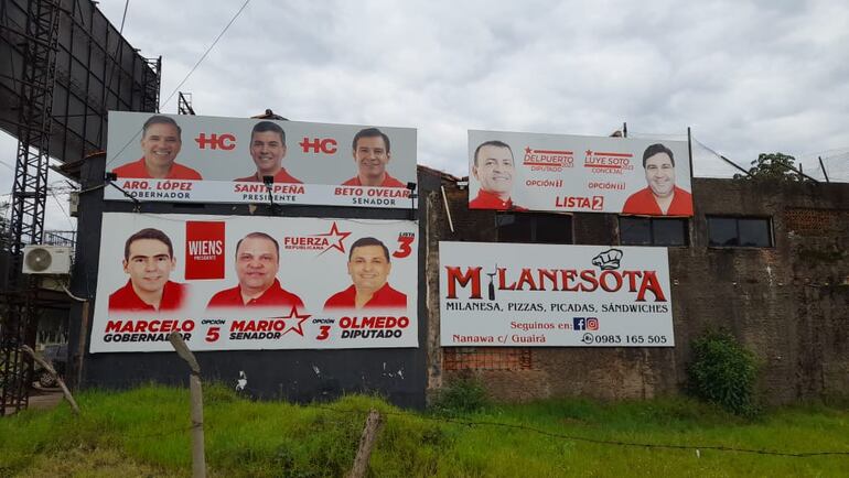 Carteles de diferentes candidatos colorados son colocados antes de tiempo en los lugares públicos y privados de Coronel Oviedo.
