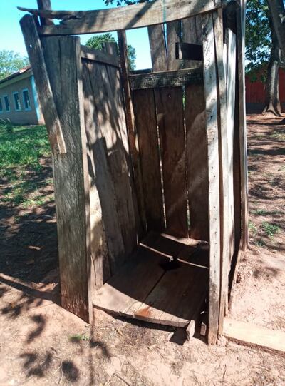 Letrina de la escuela 12.678, de la Comunidad Indígena Y’apo. Una de las más de 700 instituciones en esta situación.