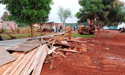 La comitiva fiscal-policial desmontó las precarias viviendas construidas en el terreno privado.
