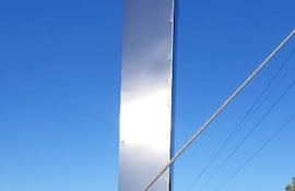 La estructura de metal fue instalada por, hasta el momento, desconocidos en las inmediaciones del Cerro Hũ y Cerro San Rafael.