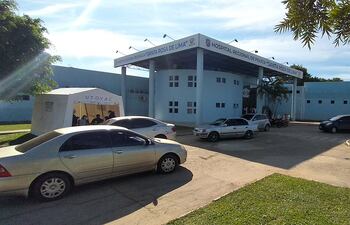 Fachada del Hospital de Policía Santa Rosa de Lima, donde funciona el vacunatorio de Coronel Oviedo.