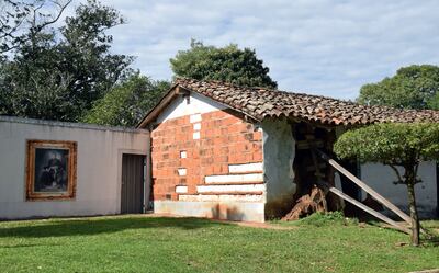 La antigua vivienda de la época colonial fue apuntalada para que el techo no caiga, según dicen los vecinos.