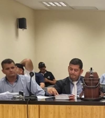 El acusado Dionicio Insfrán Arce (45), a la izquierda, con camisa de color celeste, recibió 25 años de pena privativa al ser hallado culpable por la muerte de su concubina.