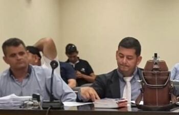 El acusado Dionicio Insfrán Arce (45), a la izquierda, con camisa de color celeste, recibió 25 años de pena privativa al ser hallado culpable por la muerte de su concubina.