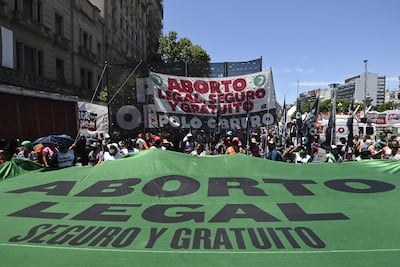 Manifestación a favor de la legalización del aborto seguro, mientras la Cámara de Diputados de Argentina debate el proyecto de ley. En ese país se realizan alrededor de 500 mil abortos clandestinos cada año. (Archivo)