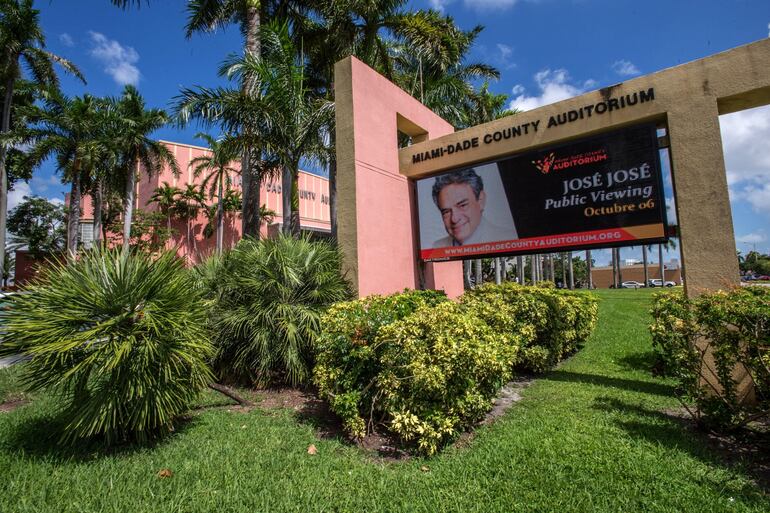 Anuncio sobre el homenaje al cantante José José, este domingo en el Miami Dade Auditorium, en Miami, Florida (EE.UU.).