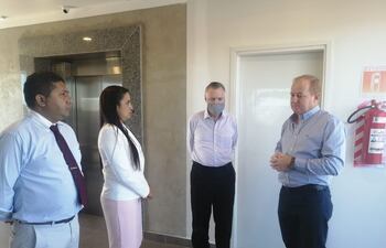 El embajador alemán, Dr. Holger Schert, visitó Cambyreta y fue recibido por la intendente, Raquel Ruiz Díaz de Schaefer (PLRA), el concejal municipal Sergio Benítez, y el intendente electo, Javier Pereira (PLRA).