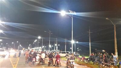 Momento que iniciaron el cierre momentáneo de la ruta PY01.