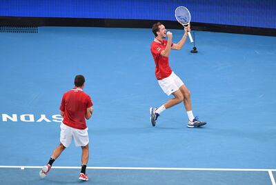 Medvedev (d) celebra un punto en el dobles, tras caer en su estreno de temporada en individuales. Rusia venció a Francia por 2-1. (EFE)