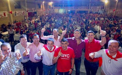 El sancionado por EE.UU. Horacio Cartes (c) reapareció este jueves en actos de la Lista 1. Fue en la ciudad de Areguá.