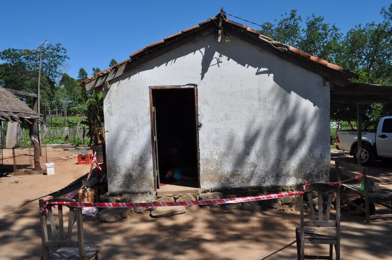La vivienda donde fue asesinada Ursulina Benítez, en compañía Potrero Arce del distrito de Acahay