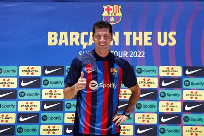 Robert Lewandowski posando con la camiseta del FC Barcelona