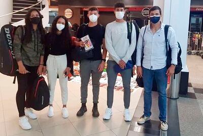 Paulina Franco, Leyla y Lucas Brítez, Daniel Vallejo y el entrenador Juan Borba, antes del viaje.