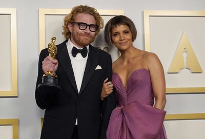 Erik Messerschmidt, ganador del Óscar a la mejor cinematografía por "Mank", junto a la actriz Halle Berry.
